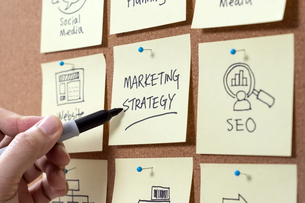 Fotografía de notas pegadas en un muro de ideas para estructurar la estrategia de publicidad en internet