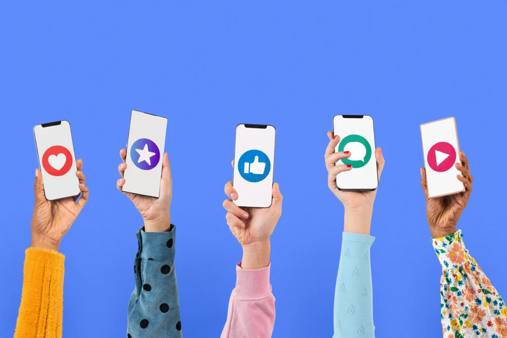 Imagen de personas sujetando celulares con íconos de redes sociales para mostrar el funcionamiento del social selling